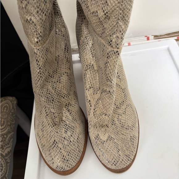 Elegant Snakeskin Heeled Boots - Picture 5 of 7